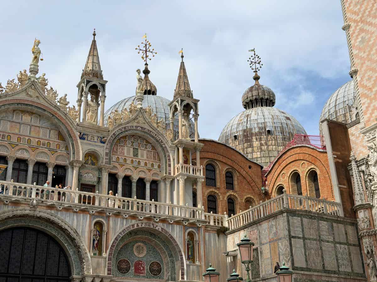 Blick auf die Venedig Attraktion Markusdom mit den Türmen