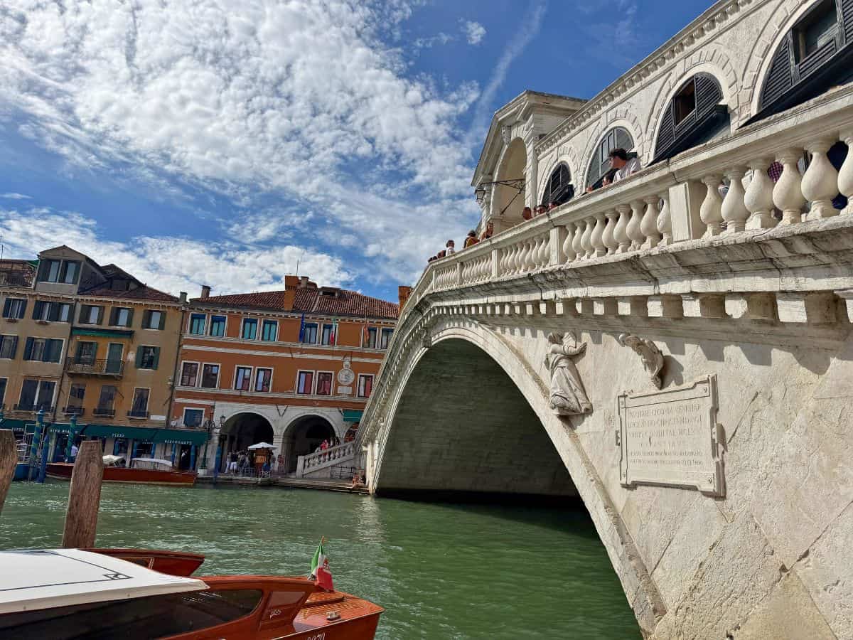 seitlicher Blick mit bestem Fotospot für die Rialtobrücke
