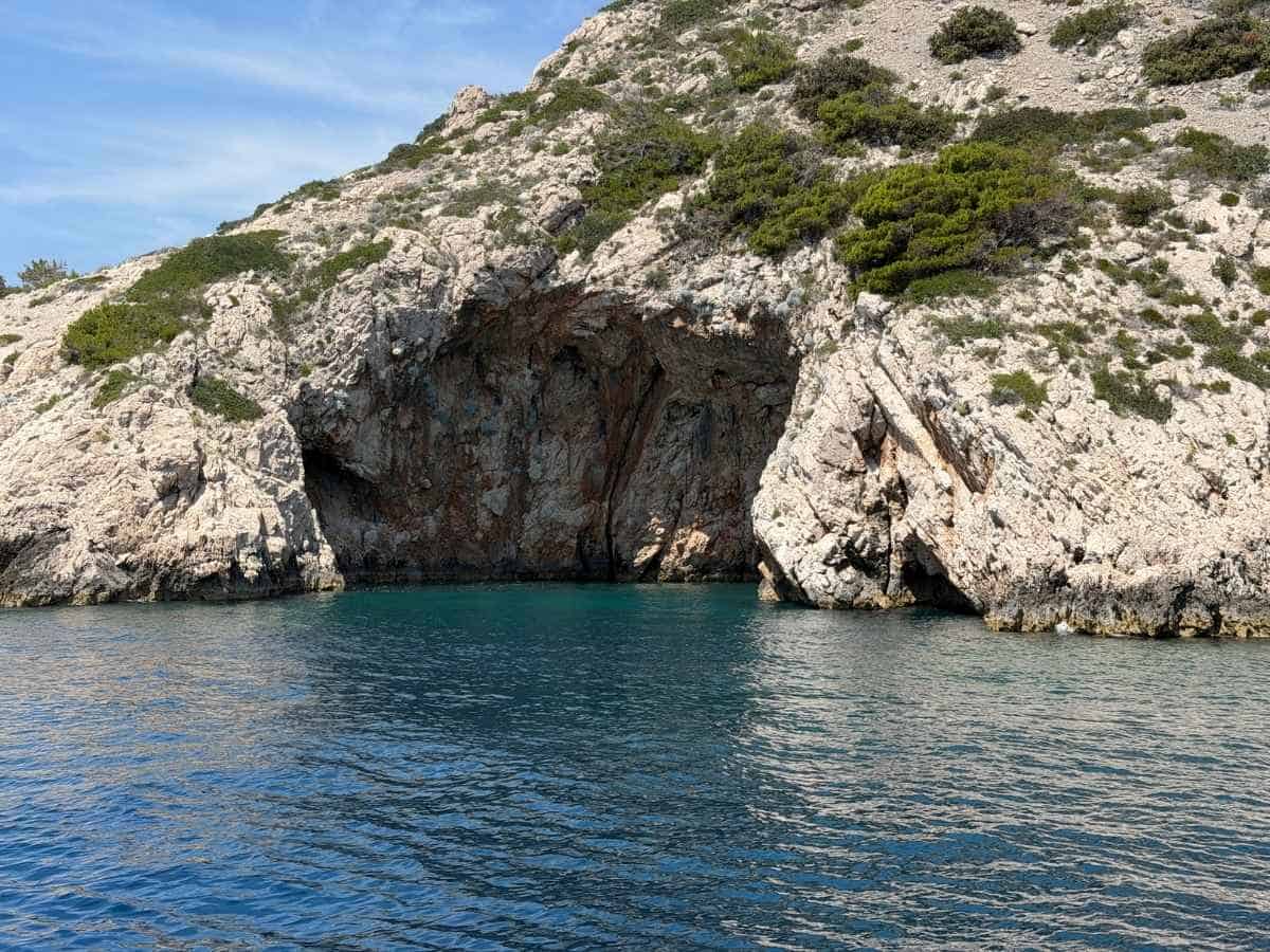 Blick von Katamaran aus auf eine der Höhlen entlang der Küste der Insel Šolta in Kroatien