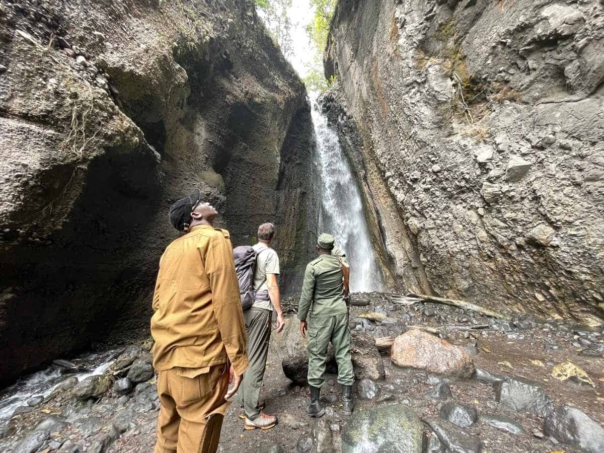 Wanderung zum Turusia Wasserfall in Arusha Nationalpark 