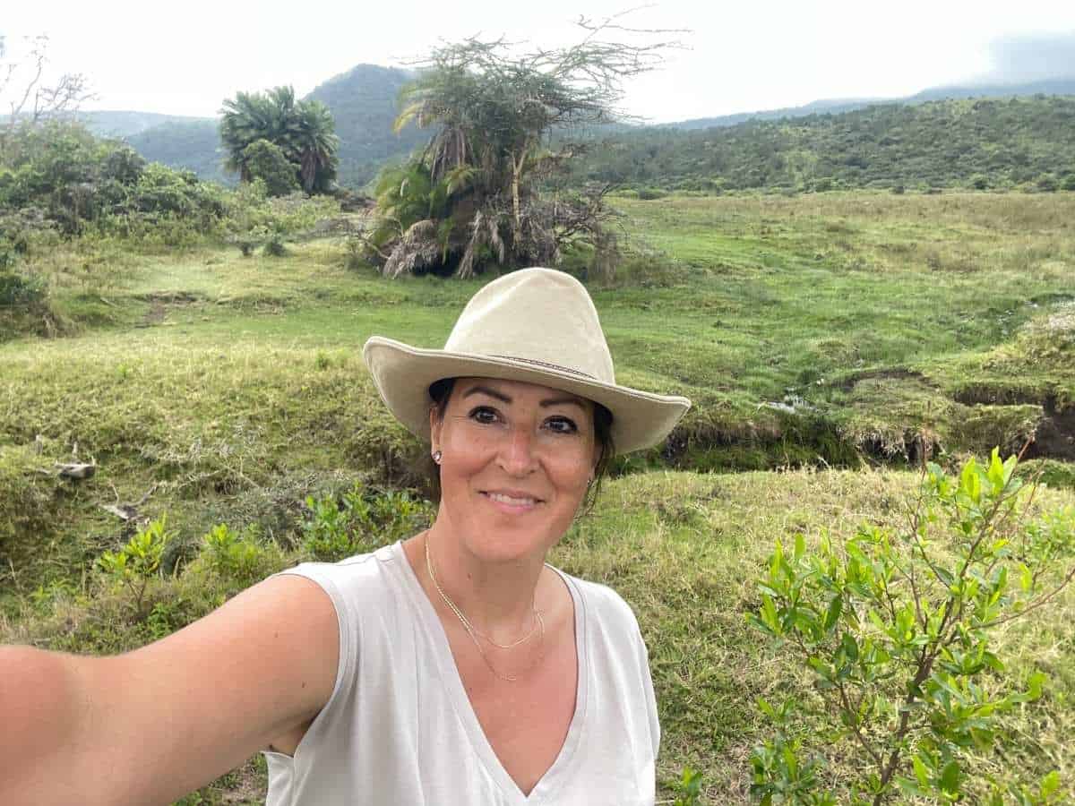 Christina von cityseacountry während einer Walking Safari im Arusha Nationalpark Tansania
