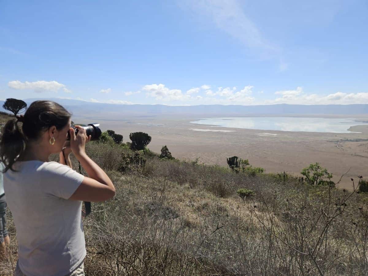 Autorin Christina von cityseacountry beim Aussichtspunkt auf den Ngorongoro Krater