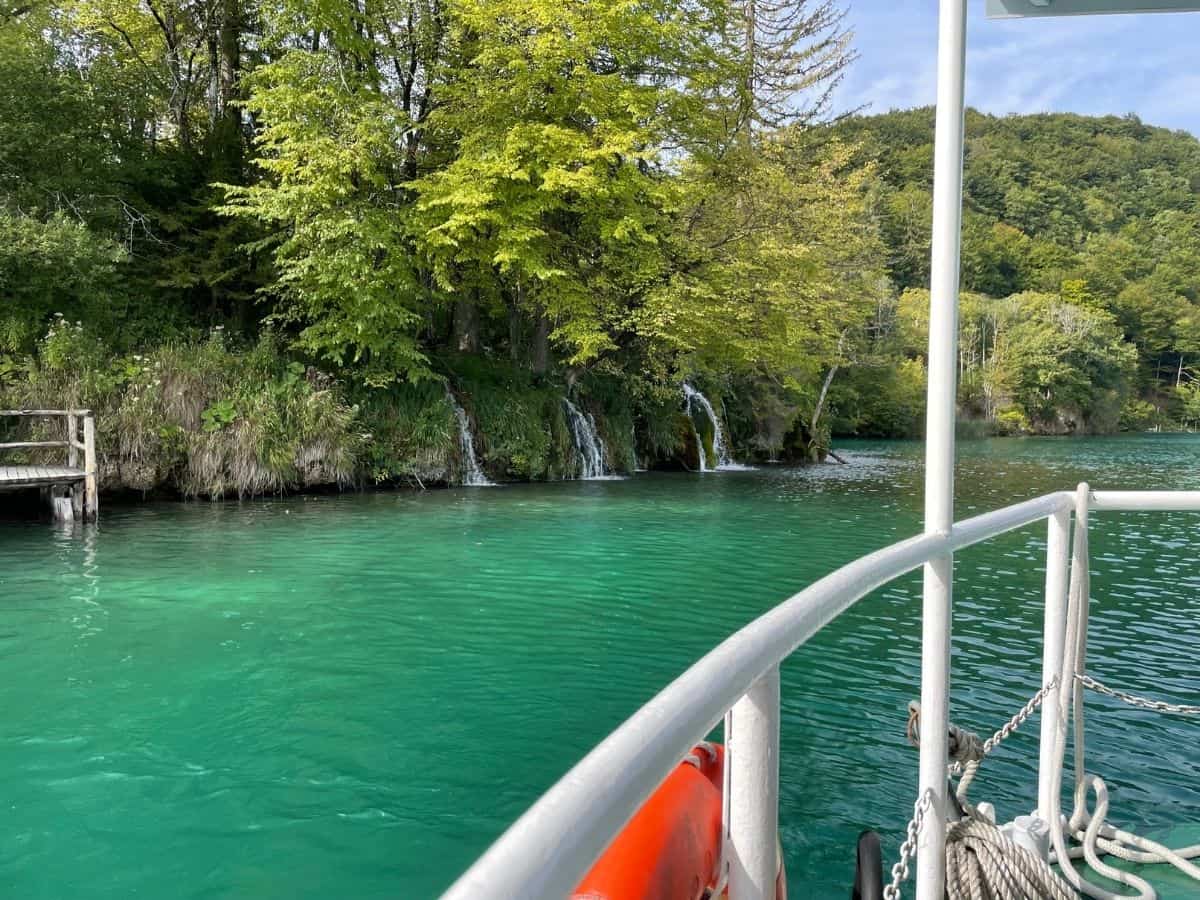 Blick vom Boot aus bei der Überquerung einer der Plitvizer Seen