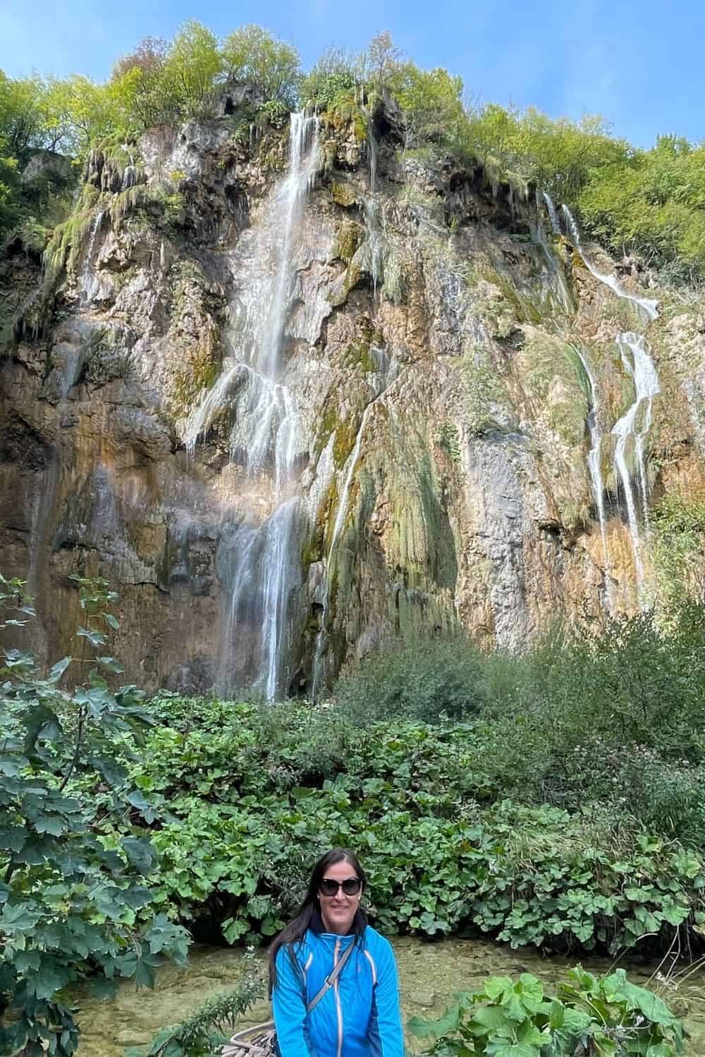 Cityseacountry Reisebloggerin Christina beim Wasserfall Plitvizer Seen