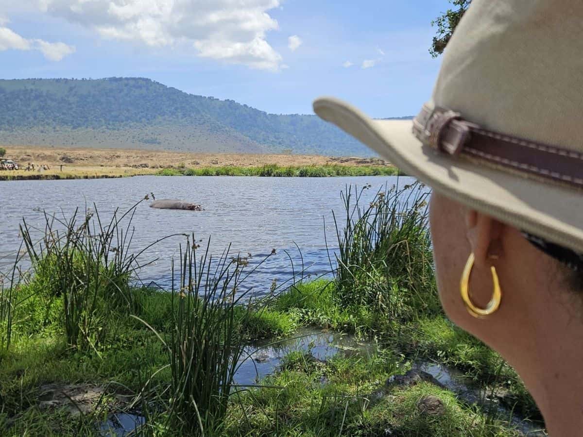 Christina von cityseaountry im Ngorongoro Krater Picknickareal mit Blick auf ein Nilpferd
