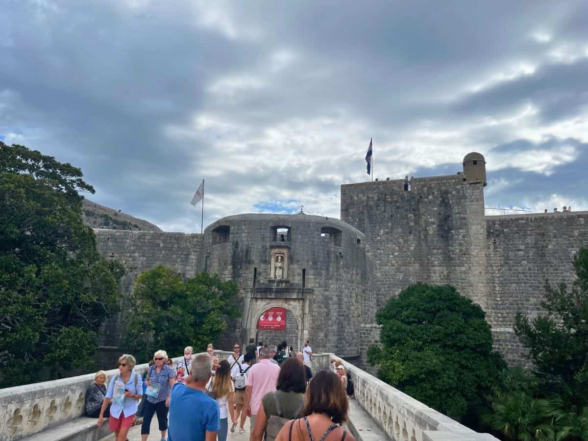 Brücke und Eingangstor durch die Stadtmauer in Altstadt von Dubrovnik