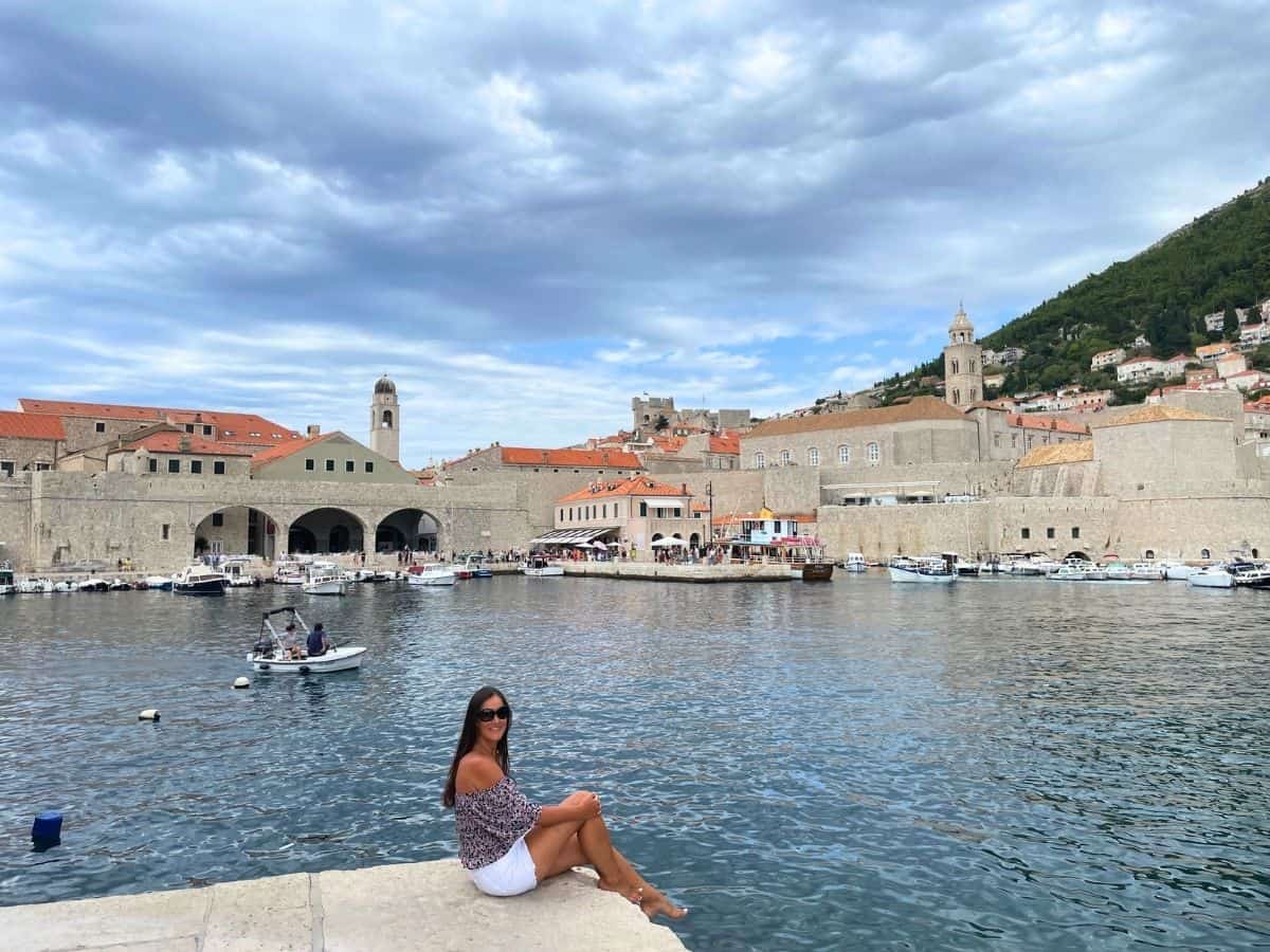 Reisebloggerin Christina von Cityseacountry im Hafen von Dubrovnik mit Altstadt