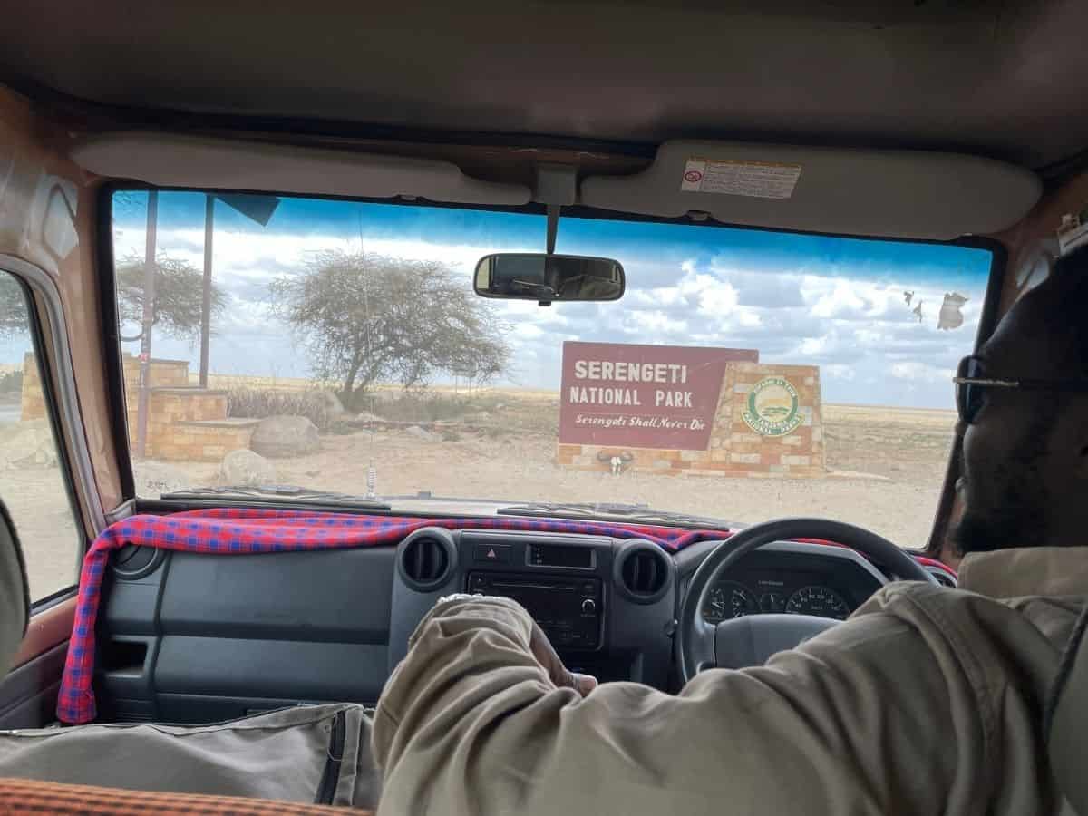 Serengeti Nationalpark Schild vom Safarijeep aus gesehen