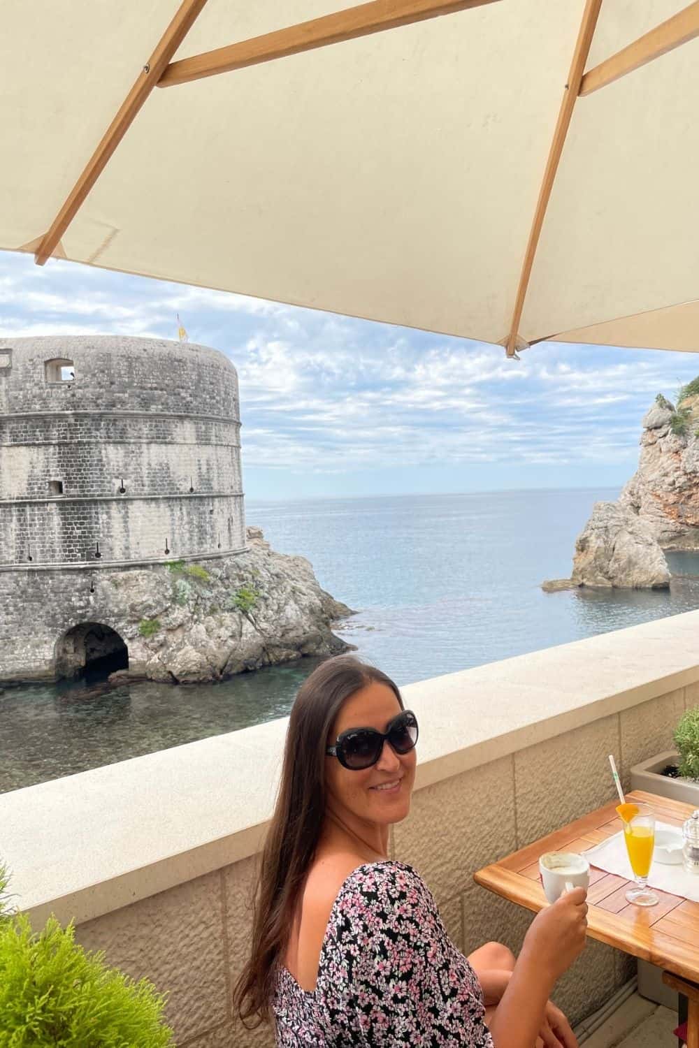 Christina von Cityseacountry beim Frühstück in Dubrovnik mit Blick auf Stadtmauer und Meer