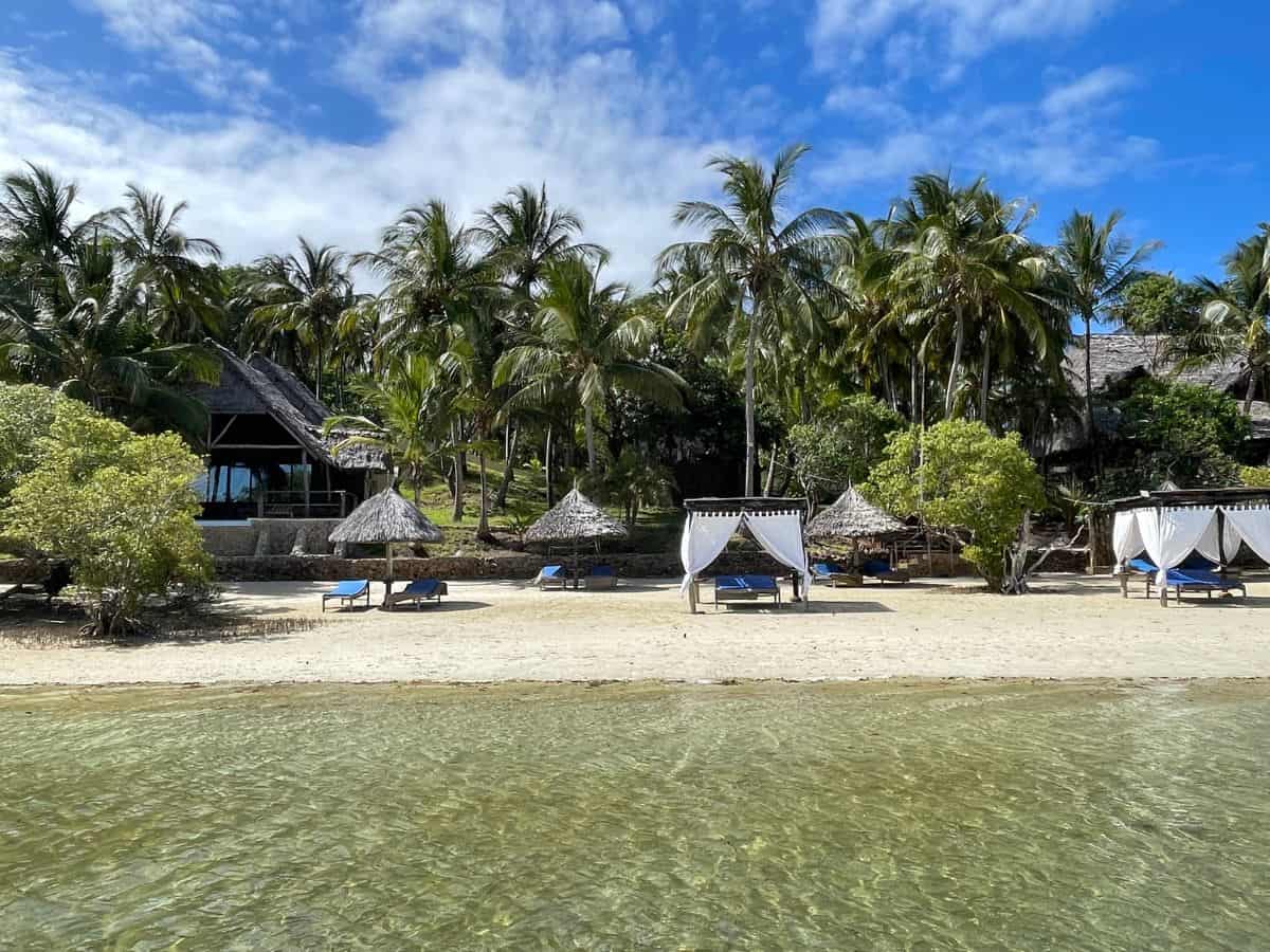 Blick auf den privaten Sandstrand auf die Pole Pole Bungalows vom Meer aus