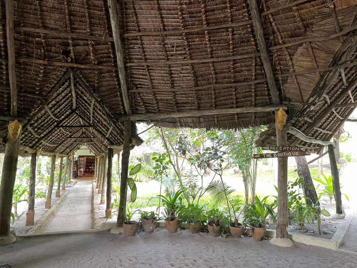 Rezeption und Eingangsbereich im Barfußbereich der Pole Pole Bungalows auf Mafia Island