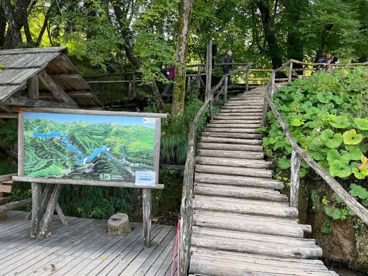Karte der Plitvizer Seen und Holzsteg