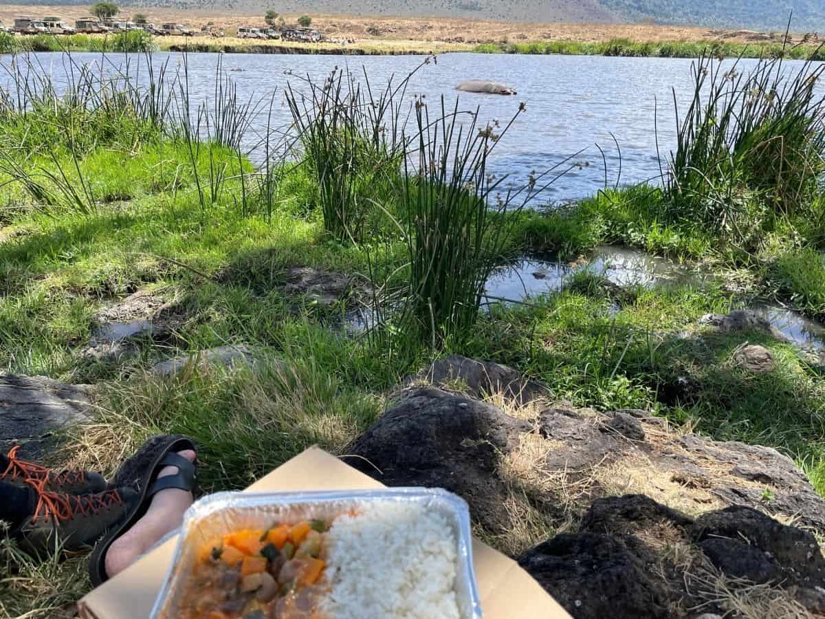 Lunch im Ngorongoro Krater Conversation Area mit Blick auf Nilpferd im See
