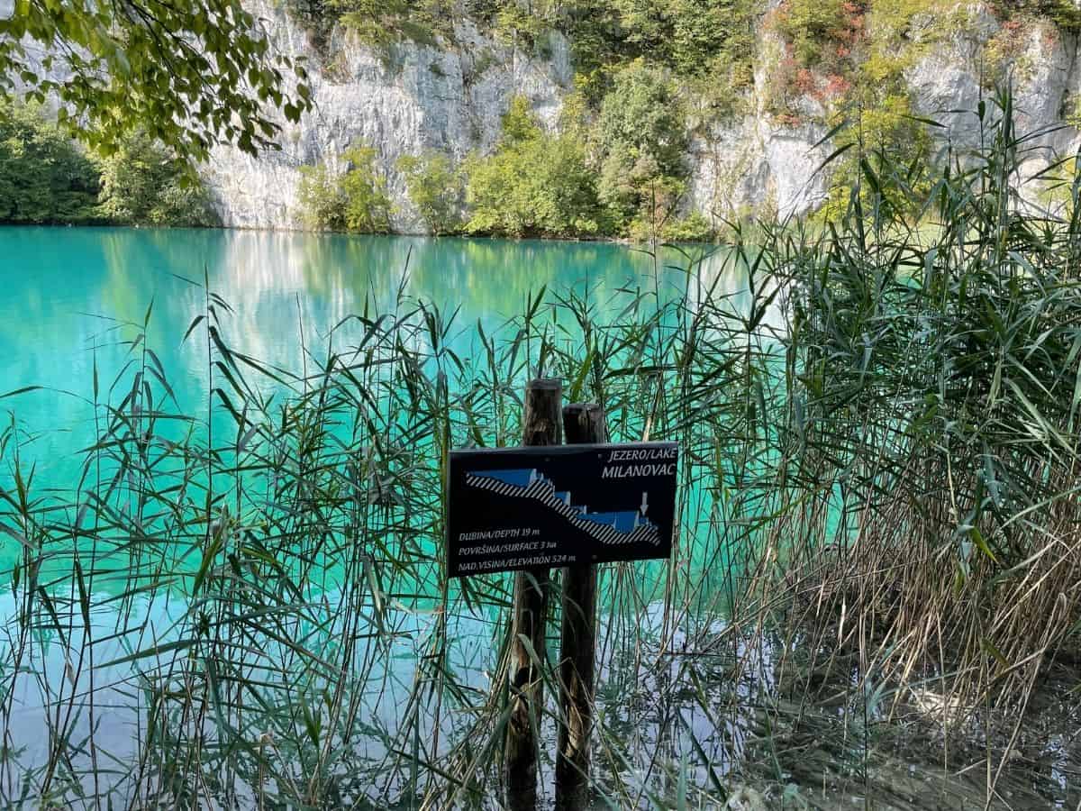 Wandertafel und türkisblaues Wasser der Plitvizer Seen