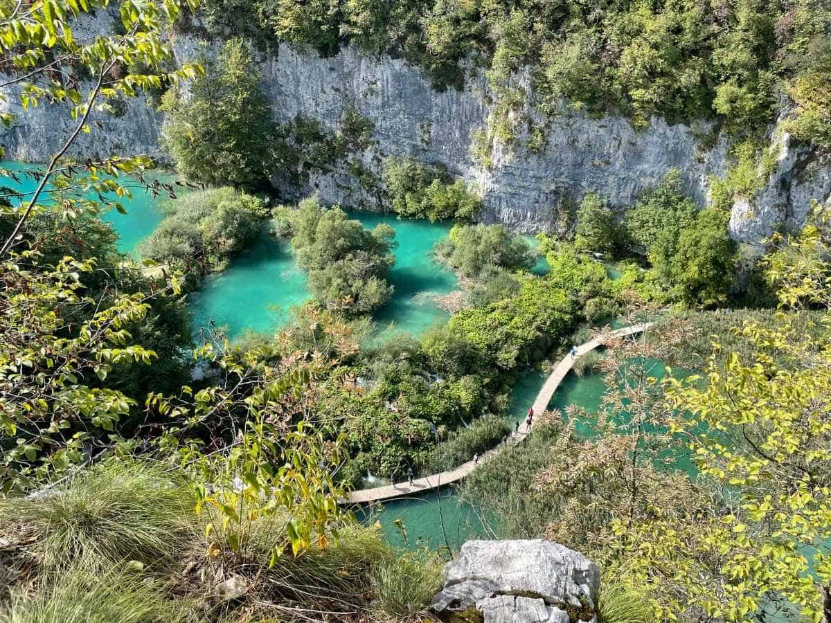 Blick vom oberen Wanderweg auf die unteren Plitvizer Seen mit Wandersteg
