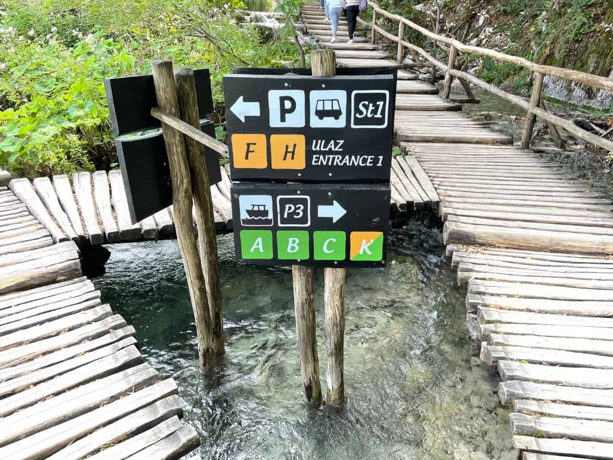 Wanderwegmarkierung bei den Plitvizer Seen