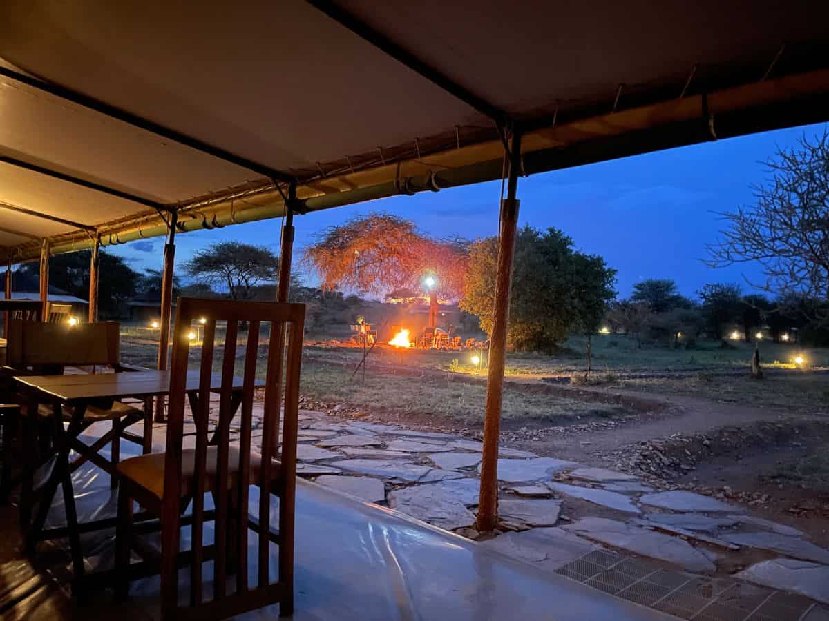 Abendstimmung bei Lagerfeuer im Tented Camp in der Serengeti