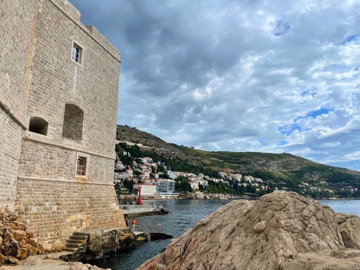 Stadtmauer und Meer hinter altem Hafen in Dubrovnik