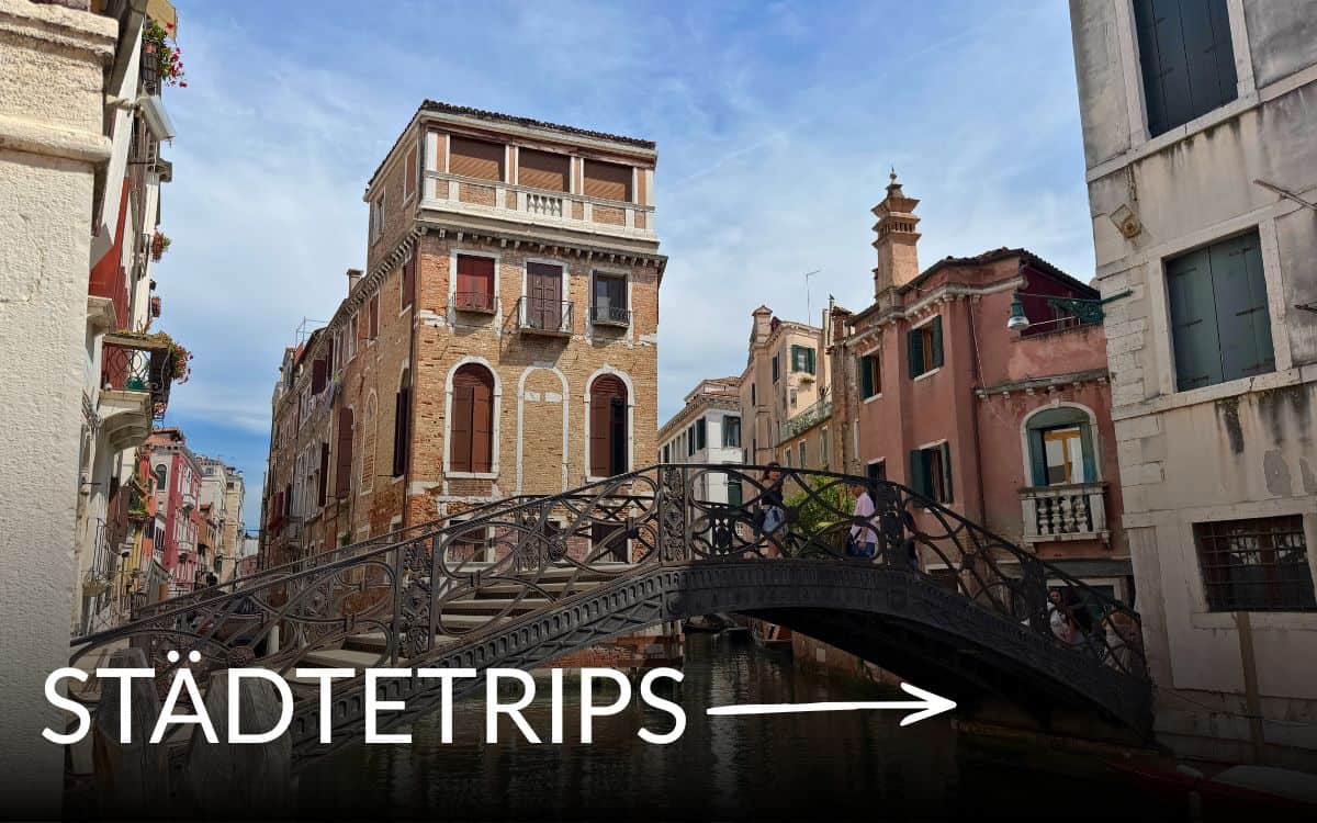 Historische Altstadt mit Brücke über einen Wasserkanal