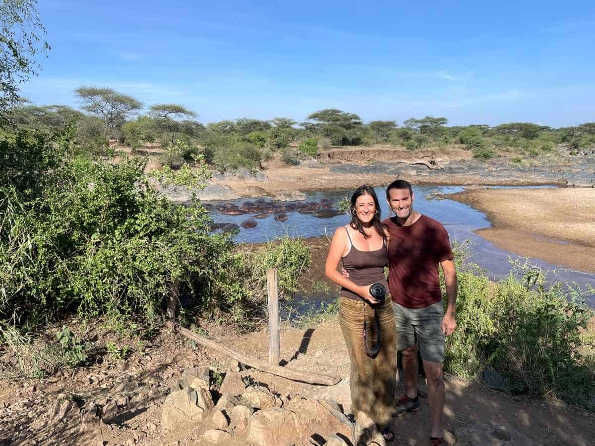 Cityseacountry Autorin Christina mit Partner am Hippopool in der Serengeti Tansania