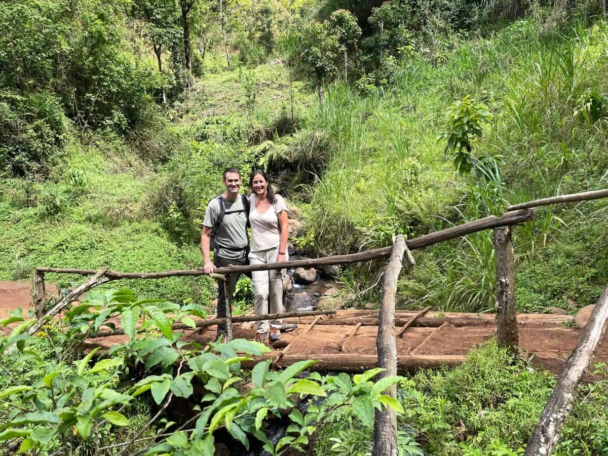cityseacountry Autorin Christina mit Lebenspartner bei Wanderung zum Materuni Wasserfall