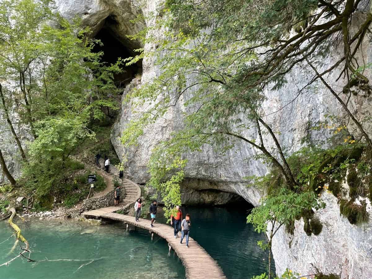 Wanderweg über dem Wasser und neben einer Felswand