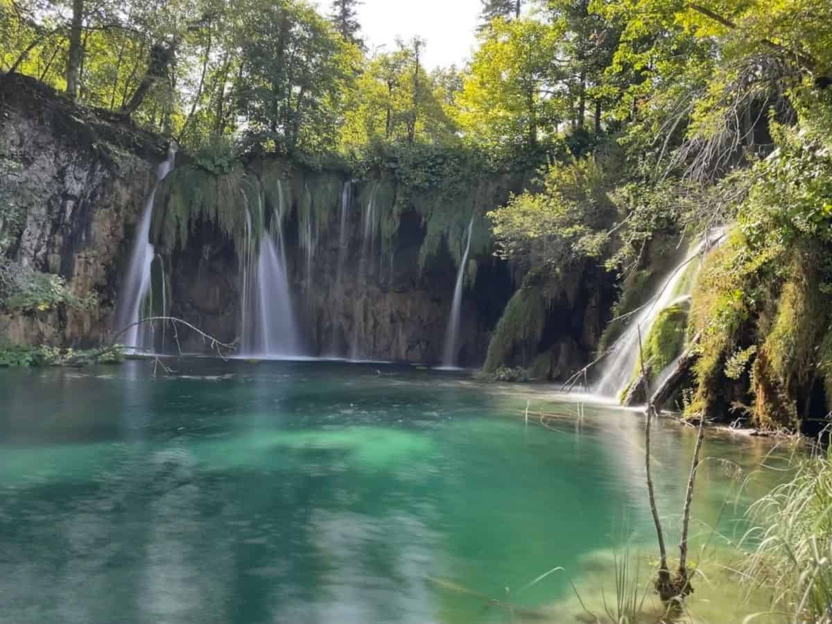 Blick auf einen der oberen Seen mit kleinen Wasserfällen im Plitvizer Nationalpark