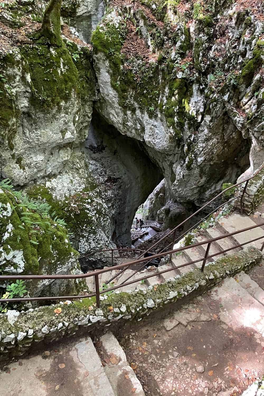 steiler Wanderweg mit Blick auf eine Höhle bei den Plitvizer Seen